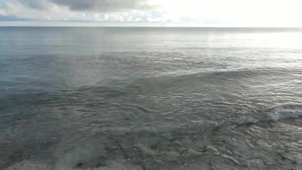 Océano Índico cerca de la costa de la isla de Zanzíbar, Tanzania, cámara lenta — Vídeo de stock