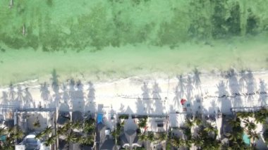 Tanzanya 'nın Zanzibar adasının kıyısındaki okyanus, yavaş çekim