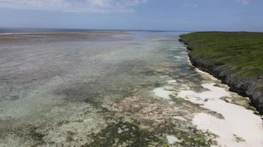 Zanzibar, Tanzanya - adanın kıyısındaki okyanusun havadan görünüşü, yavaş çekim