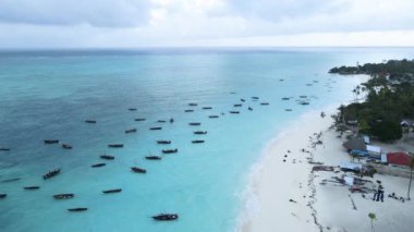 Zanzibar, Tanzanya - adanın kıyısındaki okyanusun havadan görünüşü, yavaş çekim