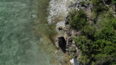 Zanzibar, Tanzanya - adanın kıyısındaki okyanusun havadan görünüşü, yavaş çekim