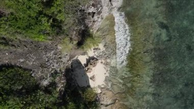Tanzanya 'nın Zanzibar adasının kıyısındaki Hint Okyanusu' nun hava manzarası, yavaş çekim