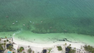 Tanzanya 'nın Zanzibar adasının kıyısındaki okyanus, yavaş çekim