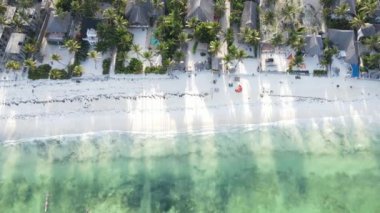 Tanzanya 'nın Zanzibar adasının kıyısındaki Hint Okyanusu, yavaş çekim