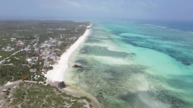 Tanzanya 'nın Zanzibar adasının kıyısındaki Hint Okyanusu' nun hava manzarası, yavaş çekim