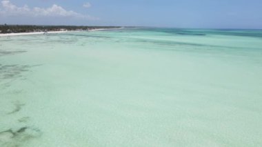 Zanzibar, Tanzanya - adanın kıyısındaki okyanusun havadan görünüşü, yavaş çekim
