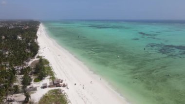 Zanzibar, Tanzanya - adanın kıyısındaki okyanusun havadan görünüşü, yavaş çekim