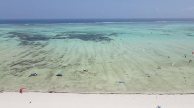 Tanzanya 'nın Zanzibar adasının kıyısındaki okyanus, yavaş çekim