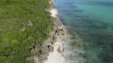 Zanzibar, Tanzanya - adanın kıyısındaki okyanusun havadan görünüşü, yavaş çekim