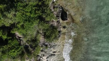 Zanzibar, Tanzanya - adanın kıyısındaki okyanusun havadan görünüşü, yavaş çekim