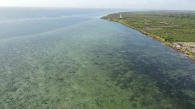 Zanzibar, Tanzanya - adanın kıyısındaki okyanusun havadan görünüşü, yavaş çekim