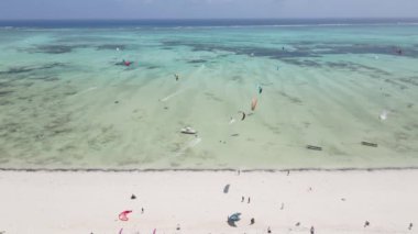 Zanzibar, Tanzanya - adanın kıyısındaki okyanusun havadan görünüşü, yavaş çekim