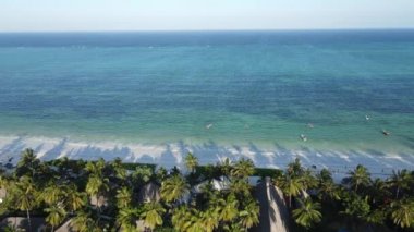 Zanzibar, Tanzanya - adanın kıyısındaki okyanusun havadan görünüşü, yavaş çekim