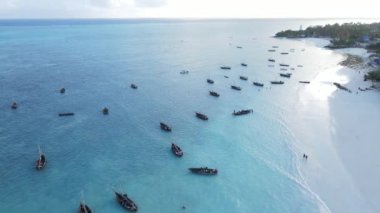 Tanzanya 'nın Zanzibar adasının kıyısındaki Hint Okyanusu' nun hava manzarası, yavaş çekim