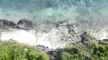 Zanzibar, Tanzanya - adanın kıyısındaki okyanusun havadan görünüşü, yavaş çekim