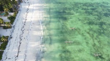 Zanzibar, Tanzanya - adanın kıyısındaki okyanusun havadan görünüşü, yavaş çekim