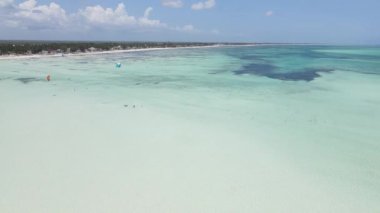 Tanzanya 'nın Zanzibar adasının kıyısındaki Hint Okyanusu' nun hava manzarası, yavaş çekim