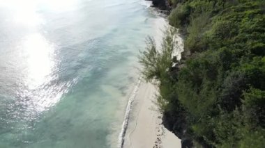 Tanzanya 'nın Zanzibar adasının kıyısındaki Hint Okyanusu' nun hava manzarası, yavaş çekim