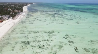 Zanzibar, Tanzanya - adanın kıyısındaki okyanusun havadan görünüşü, yavaş çekim