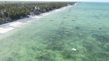 Tanzanya 'nın Zanzibar adasının kıyısındaki Hint Okyanusu, yavaş çekim