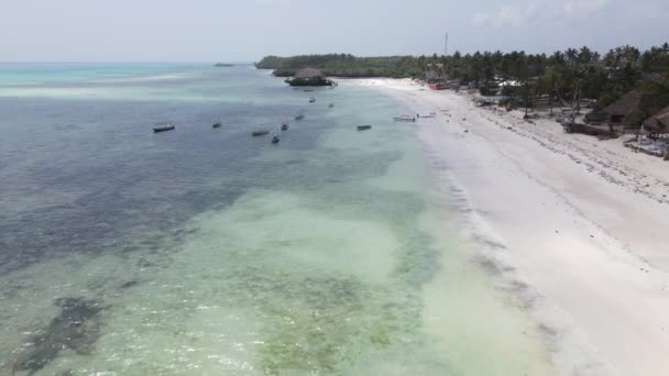 Vista aérea del Océano Índico cerca de la costa de la isla de Zanzíbar, Tanzania, cámara lenta — Vídeos de Stock