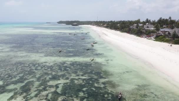 Вид с воздуха на Индийский океан у берега острова Занзибар, Танзания, замедленная съемка — стоковое видео