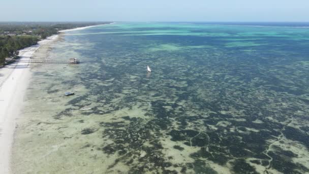 Zanzibar, Tanzanya - adanın kıyısındaki okyanusun havadan görünüşü, yavaş çekim — Stok video