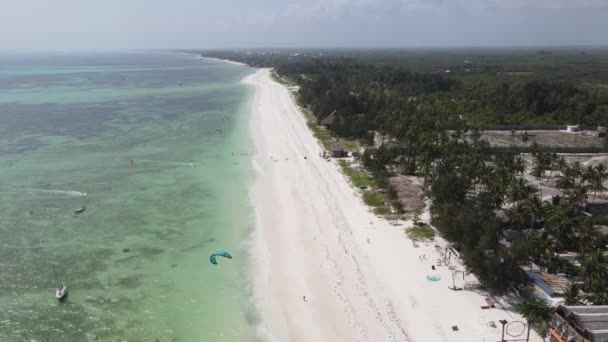 Zanzibar, Tanzanya - adanın kıyısındaki okyanusun havadan görünüşü, yavaş çekim — Stok video