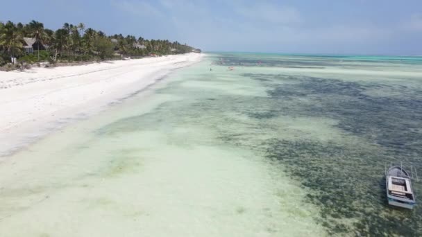 Veduta aerea dell'Oceano Indiano vicino alla riva dell'isola di Zanzibar, Tanzania, rallentatore — Video Stock