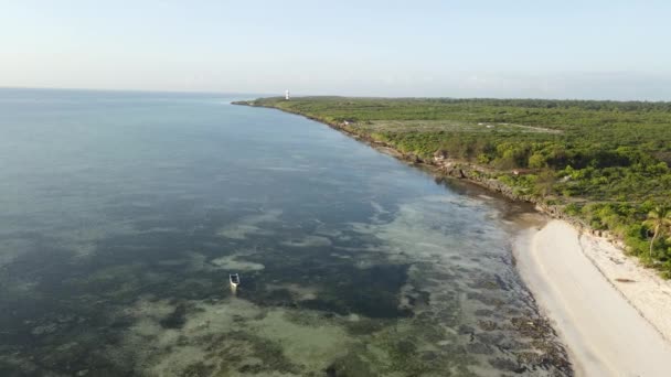 Zanzibar, Tanzania - widok z lotu ptaka nad brzegiem wyspy, zwolnione tempo — Wideo stockowe