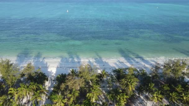 Zanzibar, Tanzania - vanuit de lucht uitzicht op de oceaan bij de kust van het eiland, slow motion — Stockvideo