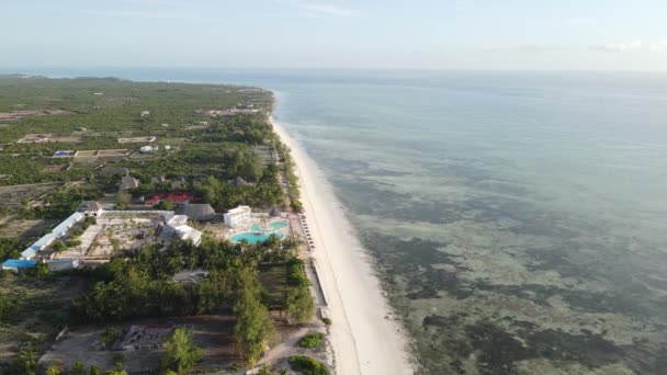 Oceano Índico perto da costa da ilha de Zanzibar, Tanzânia, câmera lenta — Vídeo de Stock