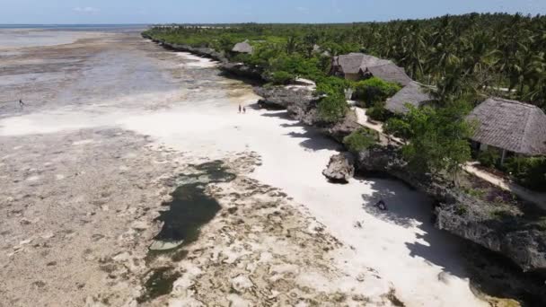 Zanzibar, Tanzânia - vista aérea do oceano perto da costa da ilha, câmera lenta — Vídeo de Stock