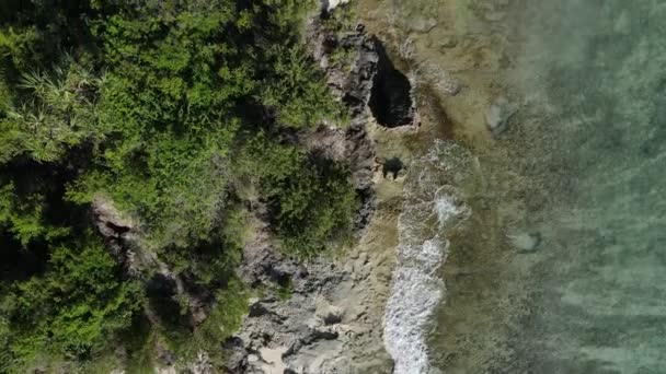 Zanzibar, Tanzania - Flygfoto över havet nära stranden av ön, slow motion — Stockvideo