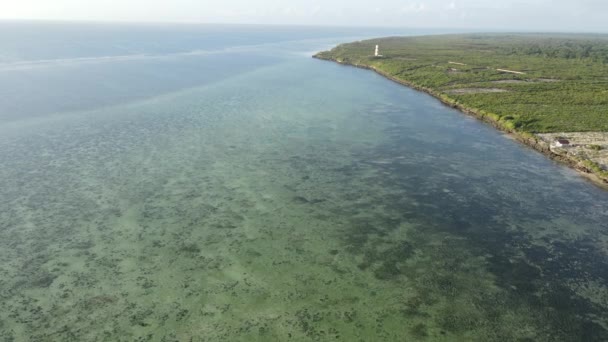 Zanzibar, Tanzania - widok z lotu ptaka nad brzegiem wyspy, zwolnione tempo — Wideo stockowe