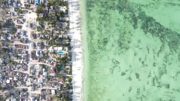 Vista aérea del Océano Índico cerca de la costa de la isla de Zanzíbar, Tanzania, cámara lenta — Vídeo de stock