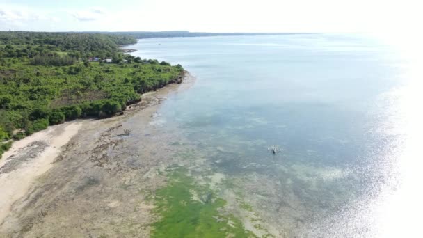 Zanzibar, Tanzanie - letecký pohled na oceán u břehu ostrova, zpomalený pohyb — Stock video