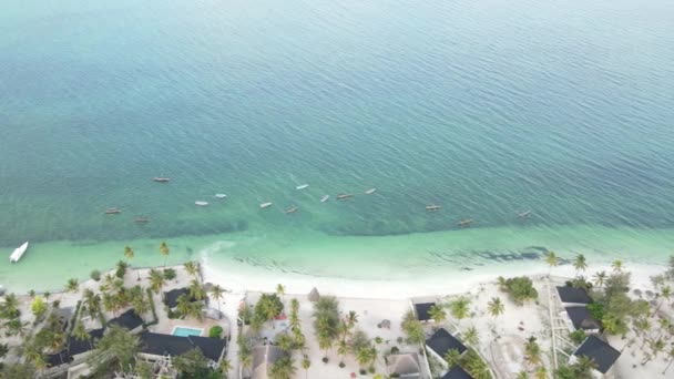 Zanzibar, Tanzania - vanuit de lucht uitzicht op de oceaan bij de kust van het eiland, slow motion — Stockvideo