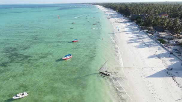 Zanzíbar, Tanzania - vista aérea del océano cerca de la orilla de la isla, cámara lenta — Vídeo de stock