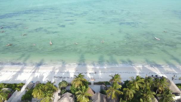 Vista aérea do Oceano Índico perto da costa da ilha de Zanzibar, Tanzânia, câmera lenta — Vídeo de Stock