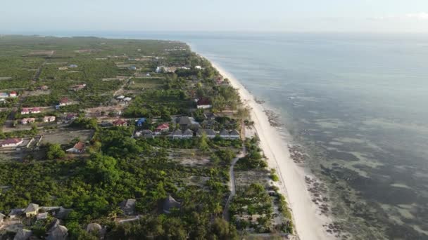 Vista aérea del Océano Índico cerca de la costa de la isla de Zanzíbar, Tanzania, cámara lenta — Vídeos de Stock