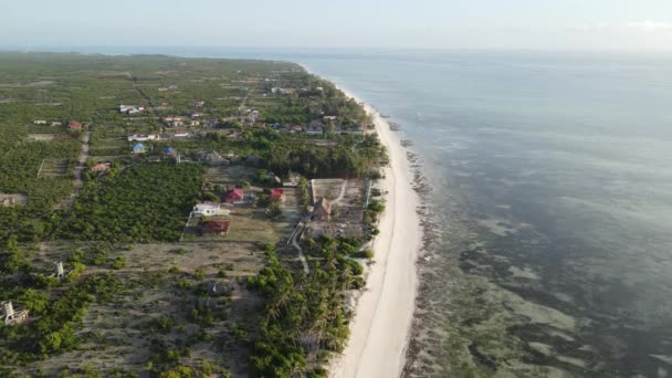 Zanzíbar, Tanzania - vista aérea del océano cerca de la orilla de la isla, cámara lenta — Vídeos de Stock