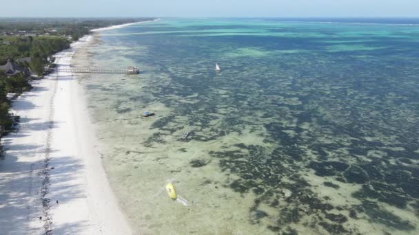 Oceano Índico perto da costa da ilha de Zanzibar, Tanzânia, câmera lenta — Vídeo de Stock