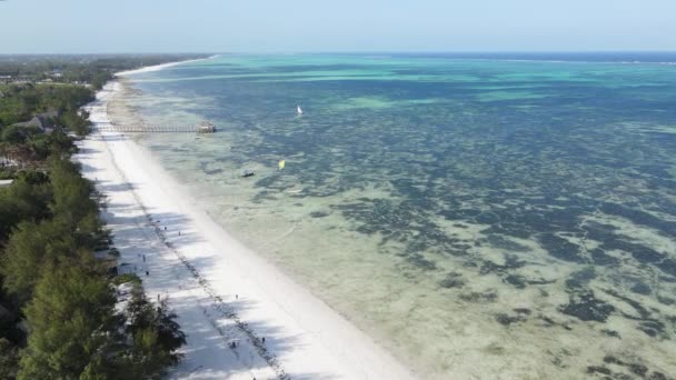 Widok z lotu ptaka na Ocean Indyjski w pobliżu brzegu wyspy Zanzibar, Tanzania, zwolnione tempo — Wideo stockowe