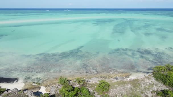 Widok z lotu ptaka na Ocean Indyjski w pobliżu brzegu wyspy Zanzibar, Tanzania, zwolnione tempo — Wideo stockowe