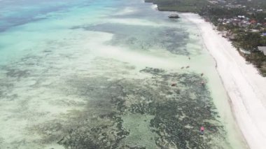 Tanzanya 'nın Zanzibar adasının kıyısındaki Hint Okyanusu' nun hava manzarası, yavaş çekim