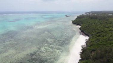 Tanzanya 'nın Zanzibar adasının kıyısındaki okyanus, yavaş çekim