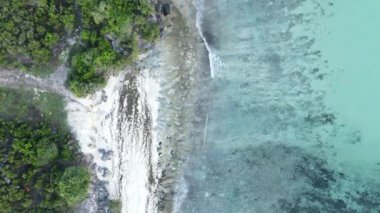 Zanzibar, Tanzanya - adanın kıyısındaki okyanusun havadan görünüşü, yavaş çekim