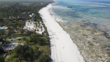 Zanzibar, Tanzanya - adanın kıyısındaki okyanusun havadan görünüşü, yavaş çekim