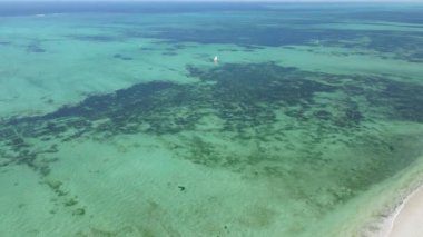Zanzibar, Tanzanya - adanın kıyısındaki okyanusun havadan görünüşü, yavaş çekim